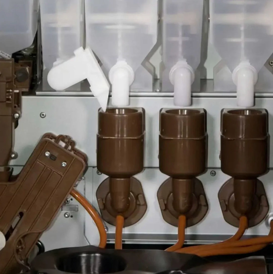 Bean to cup brewing group and integrated grinder