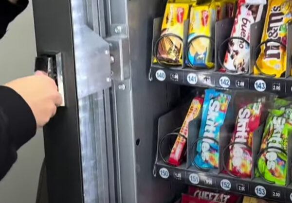 Seaga ENV4S 32 Snack Vending Machine - Image 4