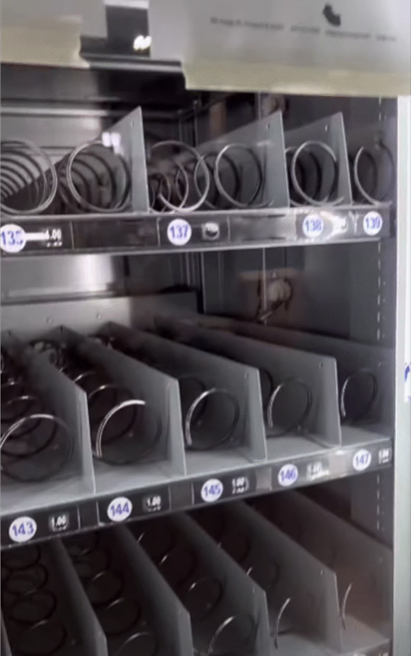 Seaga ENV5B Refrigerated Beverage Merchandiser - Image 7